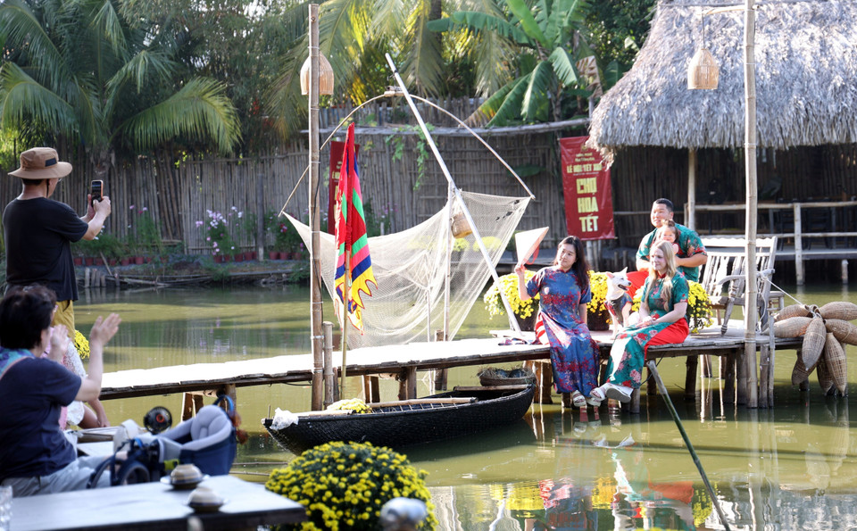 International visitors enjoy experiencing a traditional Vietnamese rural setting. (Photo: Dang Tuan – VNA)