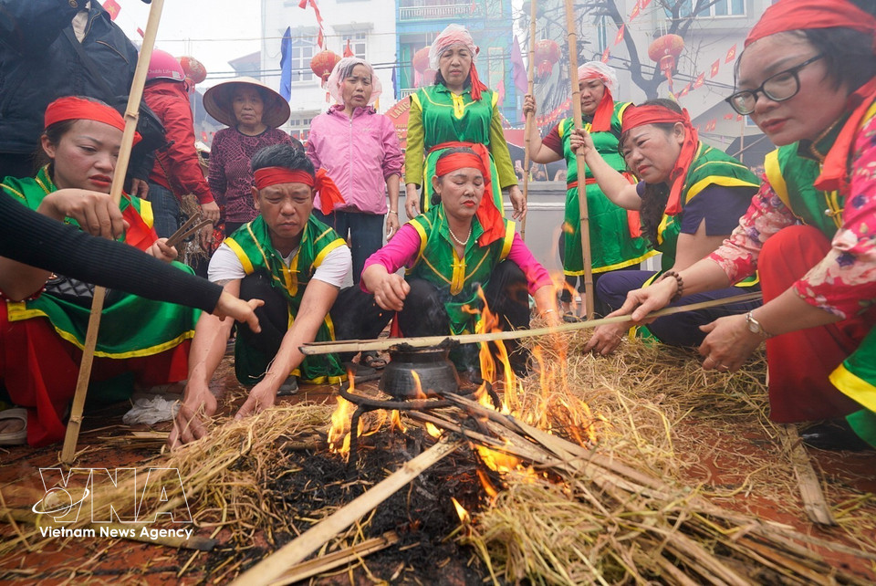This time-honoured event symbolises hope and well-wishes for prosperity and happiness in the whole year. (Photo: Khanh Hoa – VNA)