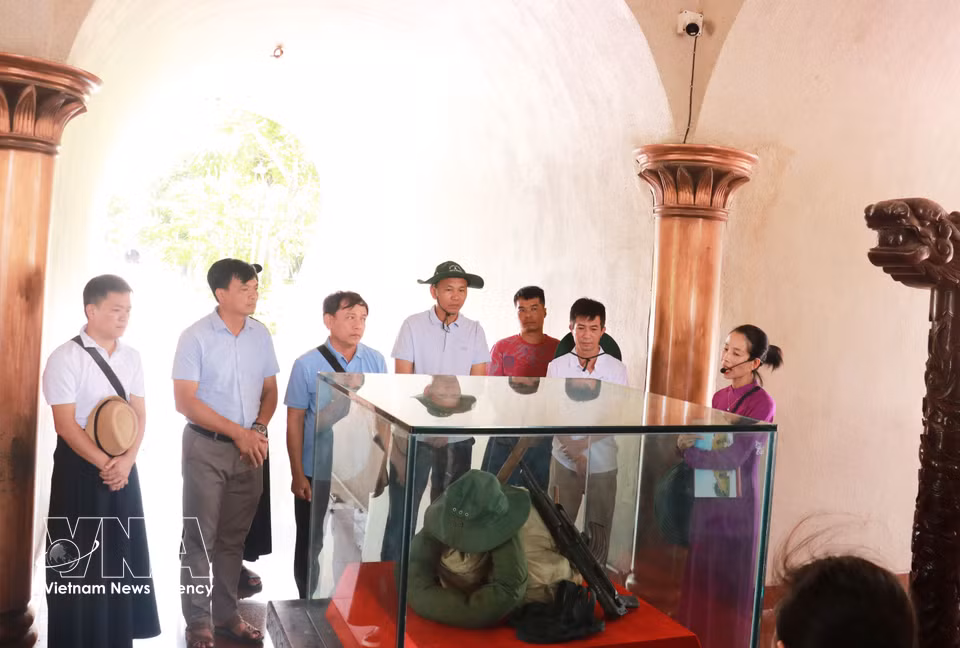 Visitors listen to stories about the fierce 81-day battle fought at the Quang Tri Citadel in 1972. (Photo: Tuong Vi/VNA)