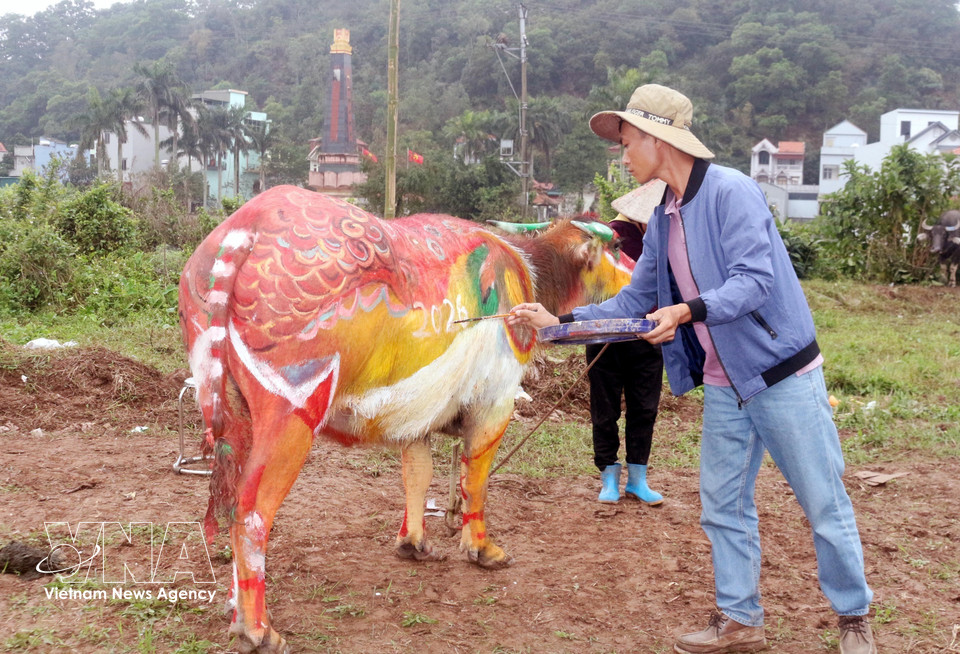 With bright colours and sharp shapes, each artist creates a unique and distinctive work. (Photo: Nguyen Chinh – VNA)