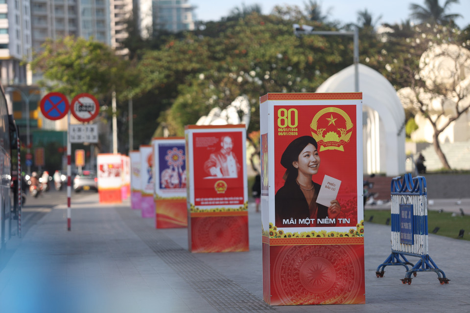 Posters for the 14th National Party Congress are displayed at April 2 Square, Nha Trang ward in Khanh Hoa province. (Photo: Dang Tuan - VNA)
