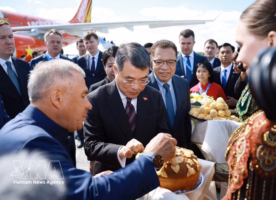 Leaders of the Republic of Tatarstan invite Prime Minister Le Minh Hung to take part in the traditional bread-and-salt welcome ceremony for distinguished guests. (Photo: Duong Giang/VNA)