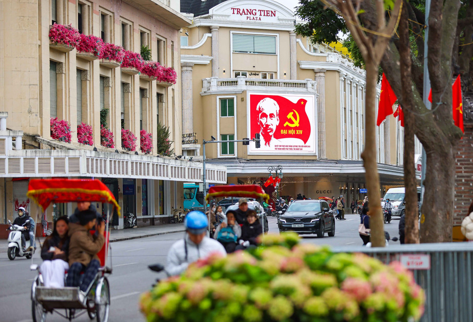 Large LED screens along major streets display images and symbols celebrating the 14th National Party Congress. (Photo: Thanh Tung - VNA)