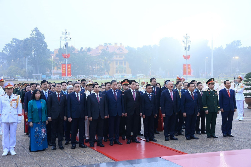 Delegates pay tribute to President Ho Chi Minh at his Mausoleum. (Photo: VNA)