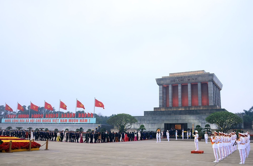 Delegates pay tribute to President Ho Chi Minh at his Mausoleum. (Photo: VNA)