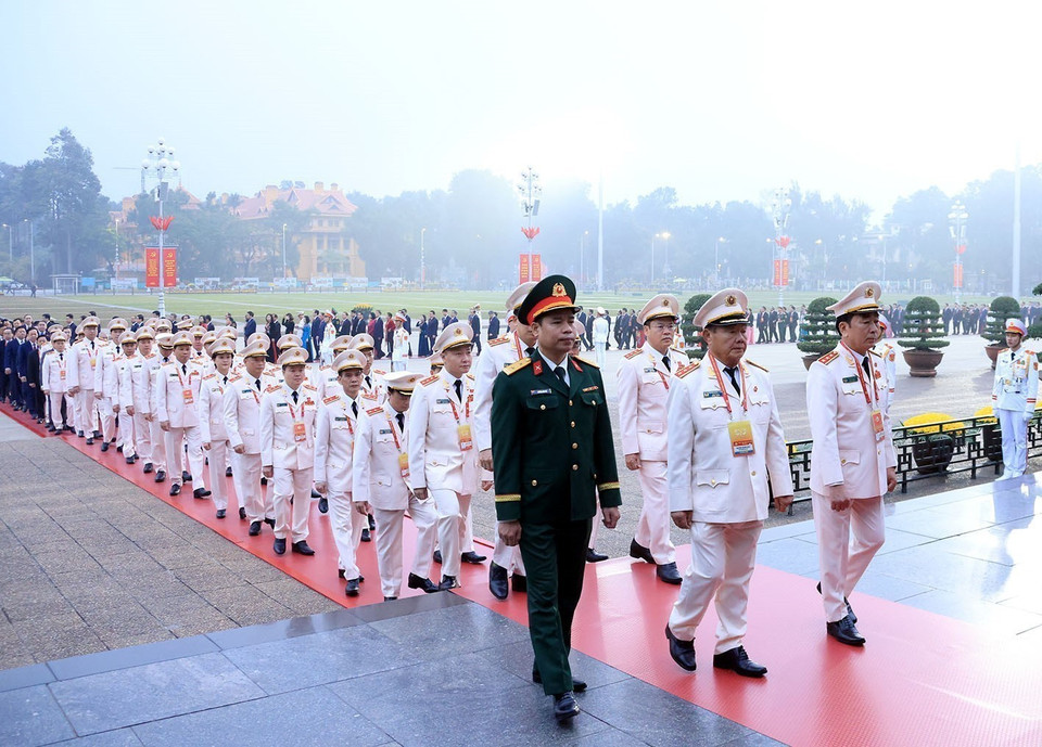 Delegates pay tribute to President Ho Chi Minh at his Mausoleum. (Photo: VNA)