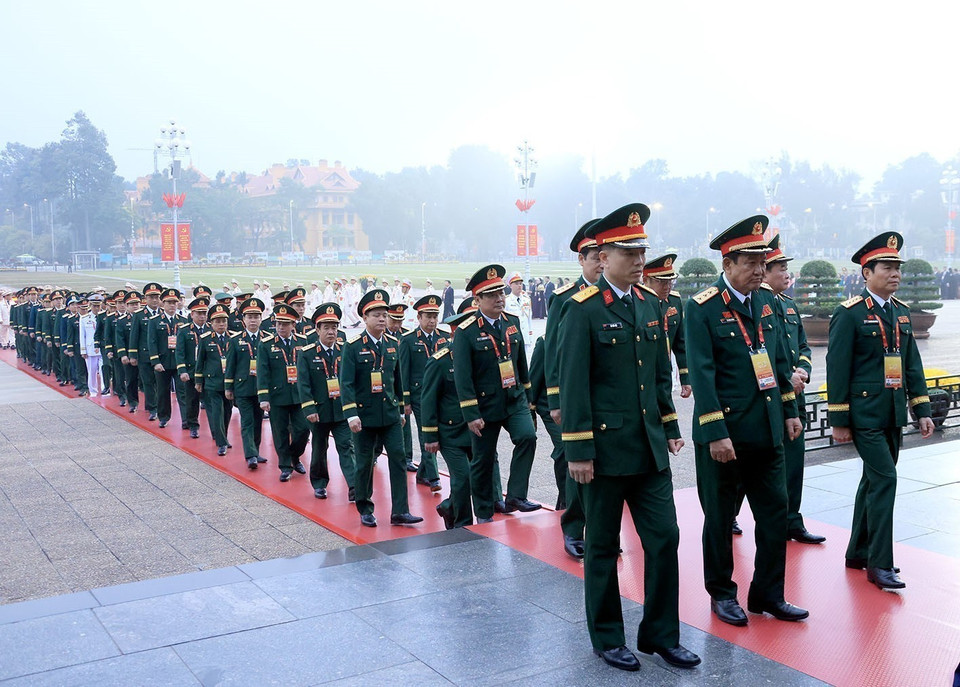 Delegates pay tribute to President Ho Chi Minh at his Mausoleum. (Photo: VNA)