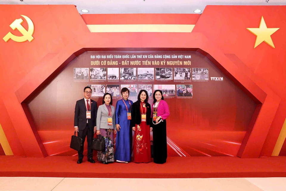 Delegates visit the Vietnam News Agency’s photo exhibition. (Photo: VNA)