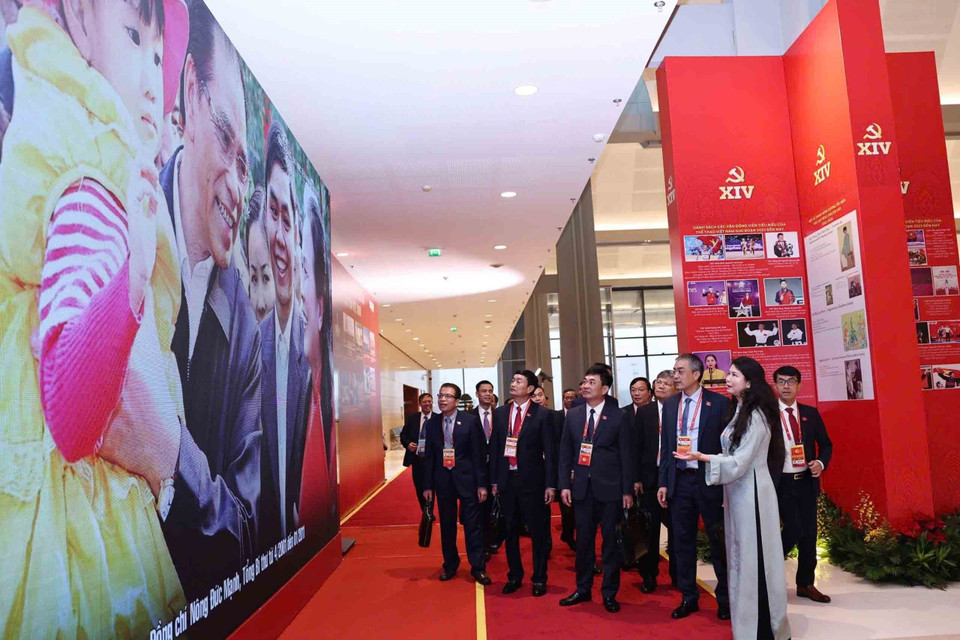 Delegates visit the Vietnam News Agency’s photo exhibition. (Photo: VNA)
