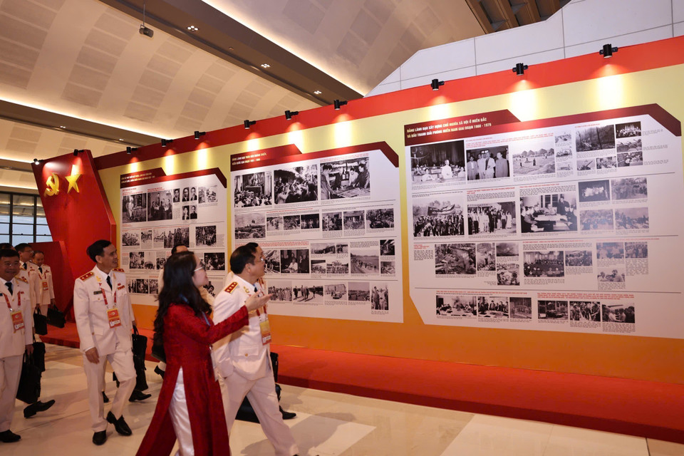 Delegates visit the Vietnam News Agency’s photo exhibition. (Photo: VNA)