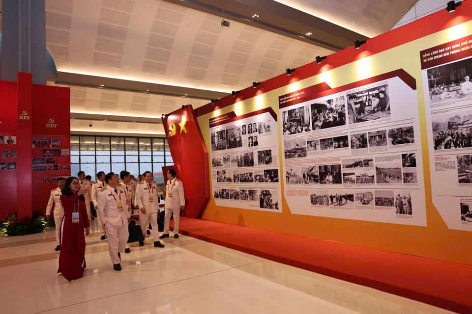 Delegates visit the Vietnam News Agency’s photo exhibition. (Photo: VNA)