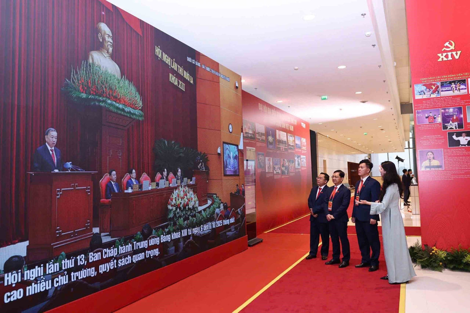 Delegates visit the Vietnam News Agency’s photo exhibition. (Photo: VNA)