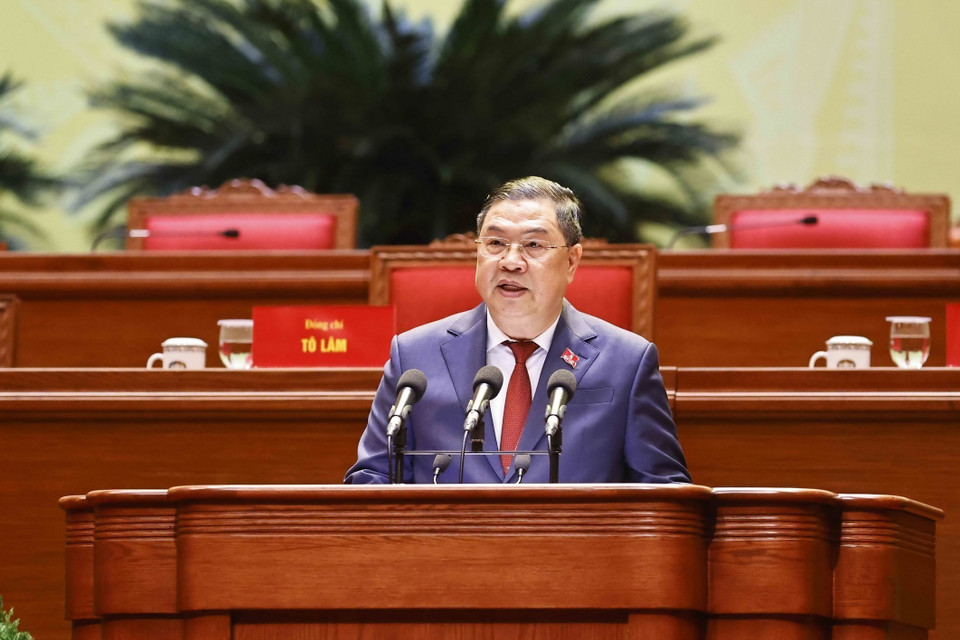 Pham Gia Tuc, Member of the Party Central Committee and Chief of the Party Central Committee Office, addresses the session, proposing a one-minute silence in memory of former Party General Secretary Nguyen Phu Trong and members of the 13th Party Central Committee who passed away during the 13th tenure. (Photo: VNA)
