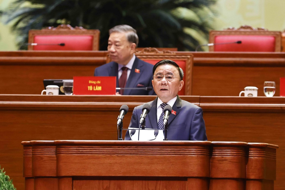 Tran Cam Tu, Politburo member and Permanent Member of the Party Central Committee’s Secretariat, delivers the opening remarks and declares the opening of the preparatory session of the 14th National Party Congress. (Photo: VNA)