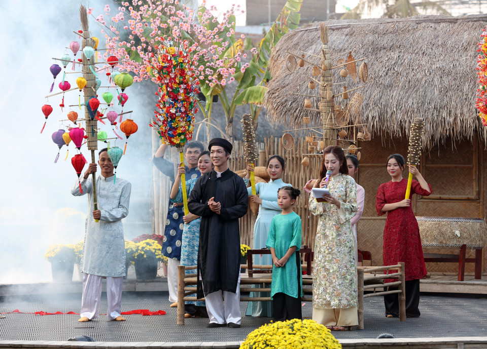 Young people wearing traditional ao dai pose for photos at the Old Tet space. (Photo: Dang Tuan – VNA)