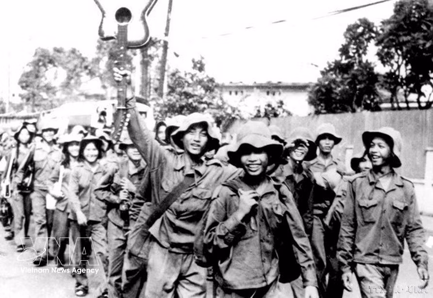 Ho Chi Minh City youth set out enthusiastically to build new economic zones following national reunification (March 28, 1976). (Photo: Published by VNA)