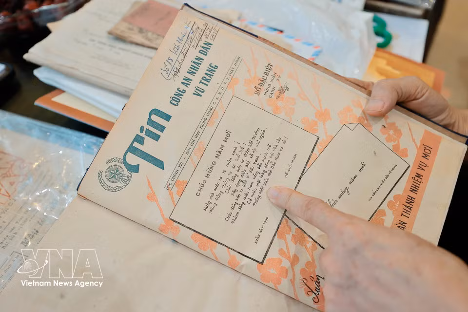 Since 2016, Mr. Dung has continued the work started by his father, expanding the family’s newspaper archive and traveling across the country in pursuit of his passion for collecting printed newspapers. (Photo: Minh Quyet/VNA)