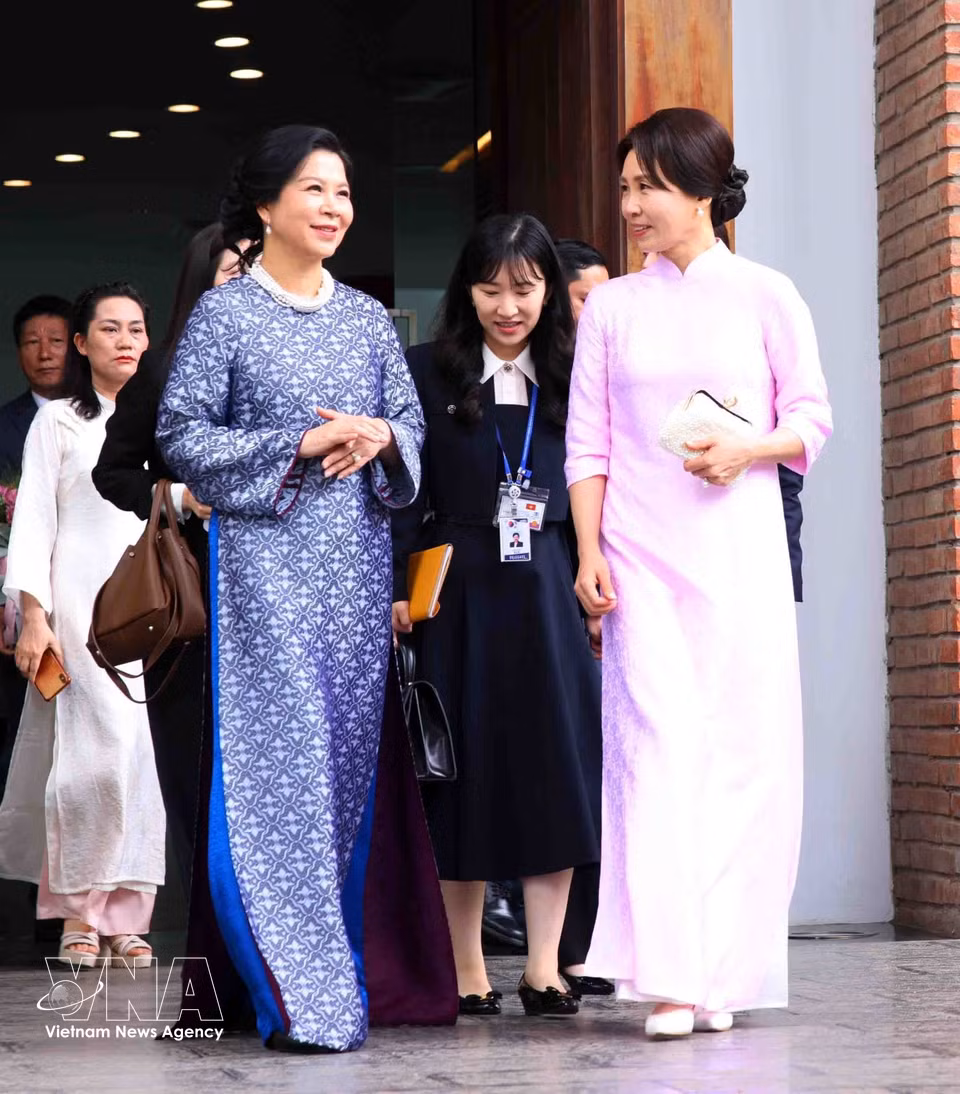 Madame Ngo Phuong Ly, spouse of Party General Secretary and State President To Lam, and Madame Kim Hae Kyung, spouse of Republic of Korea President Lee Jae Myung, visit the Vietnam Museum of Ethnology. (Photo: Pham Kien - VNA)