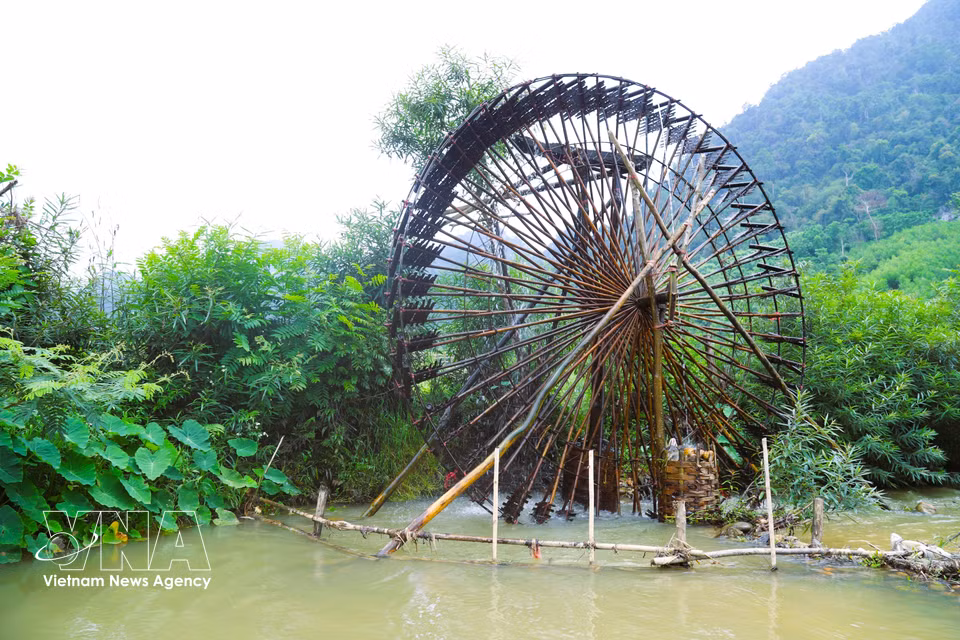 To prevent debris such as branches and leaves from clogging the paddles and water tubes, locals build barriers upstream to block waste from flowing into the water wheel system. (Photo: Xuan Tien – VNA)