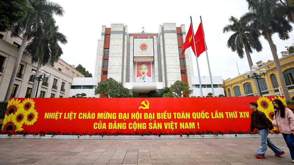 A banner welcoming the 14th National Party Congress is displayed in front of the Hanoi People’s Committee headquarters. (Photo: Thanh Tung - VNA)