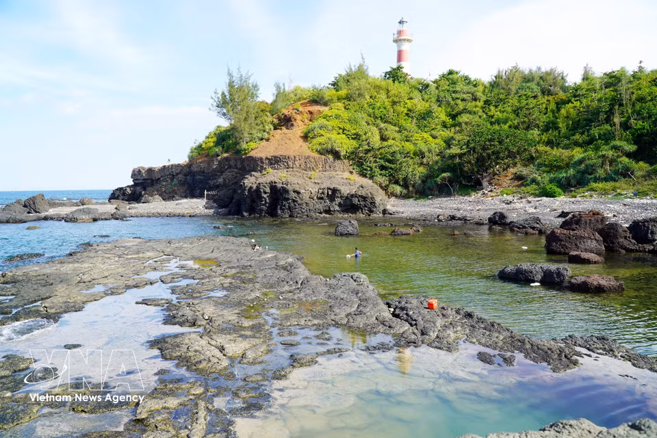 Crystal-clear tidal pools among the rocks at Da Do attract visitors to explore the area. (Photo: Le Phuoc Ngoc/VNA)