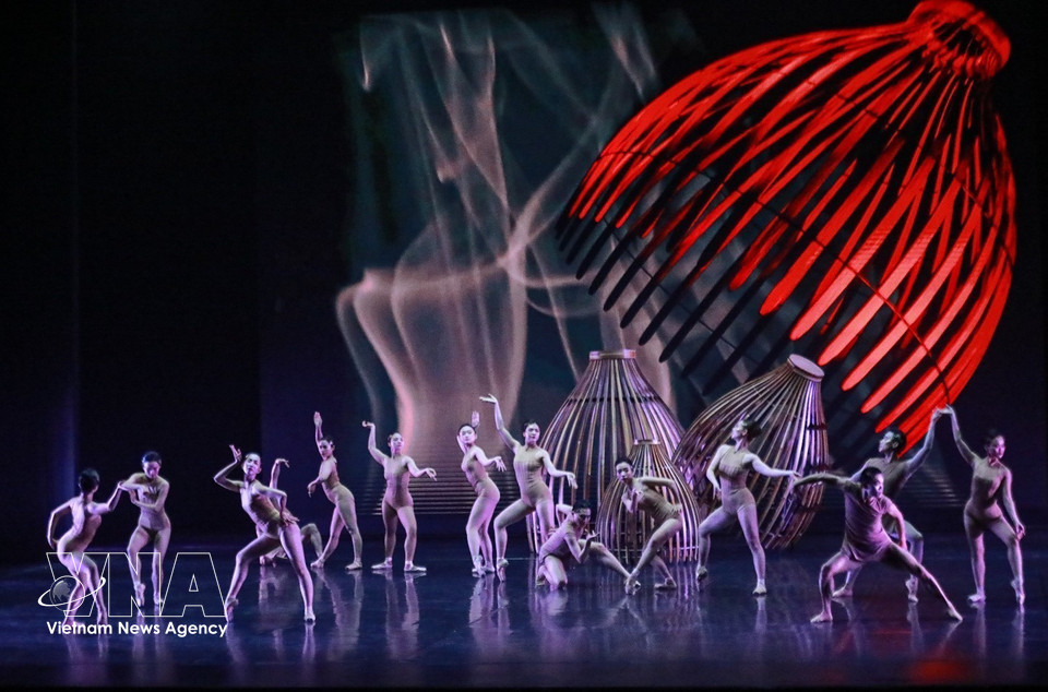 In “Do,” traditional items such as fish traps, paper fans, woven mats and Do paper are not merely stage props but form the core of the creative concept. (Photo: Khanh Hoa/VNA)