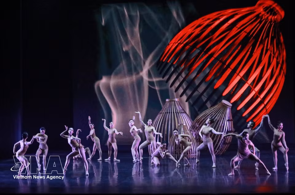 In “Do,” traditional items such as fish traps, paper fans, woven mats and Do paper are not merely stage props but form the core of the creative concept. (Photo: Khanh Hoa/VNA)
