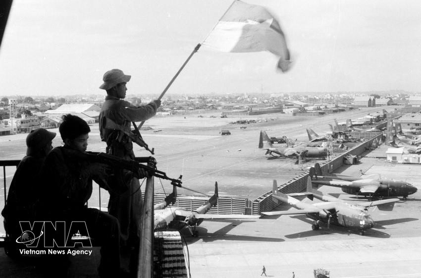 Liberation forces raise the victory flag at Tan Son Nhat Airport during the Ho Chi Minh Campaign, marking the liberation of the South and national reunification on April 30, 1975. (Photo: VNA)