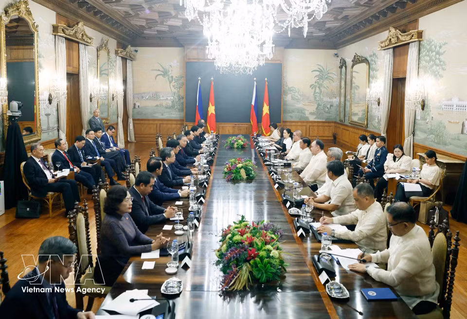 Party General Secretary and State President To Lam and Philippine President Ferdinand Romualdez Marcos Jr. hold talks. (Photo: Thong Nhat – VNA) ​