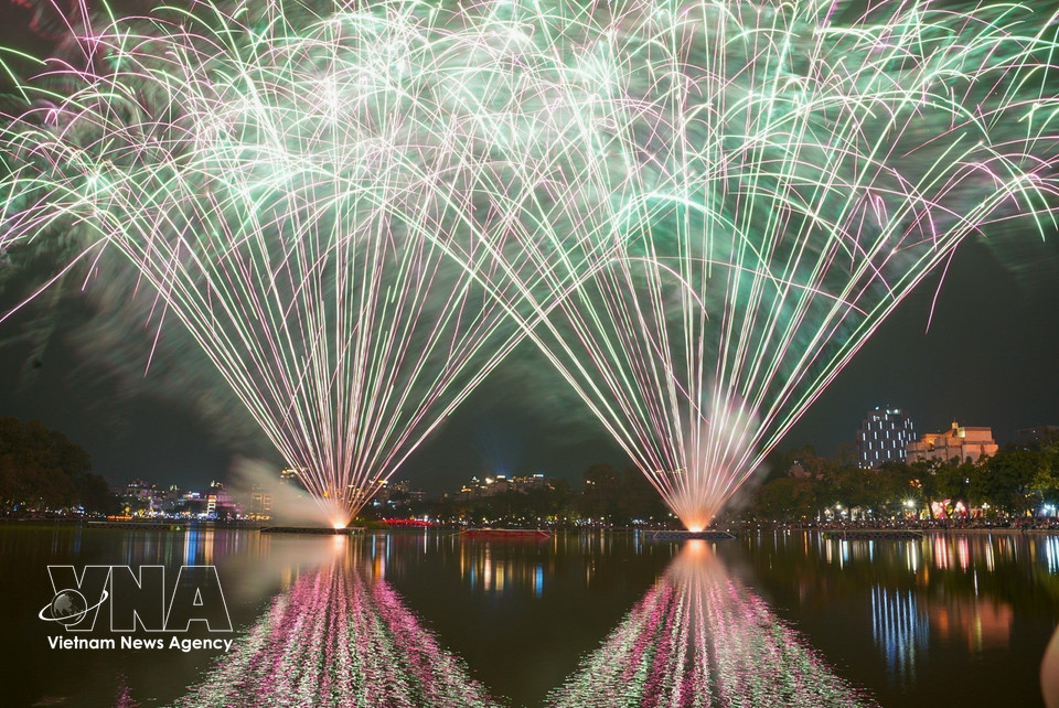 Brilliant fireworks display at Hoan Kiem Lake in Hanoi. (Photo: Khanh Hoa – VNA)