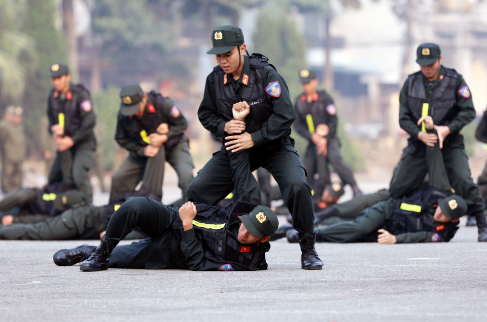 Physical training is carried out rigorously, including endurance running, obstacle courses and long-distance marches to build stamina among officers and soldiers (Photo: Ta Toan – VNA)