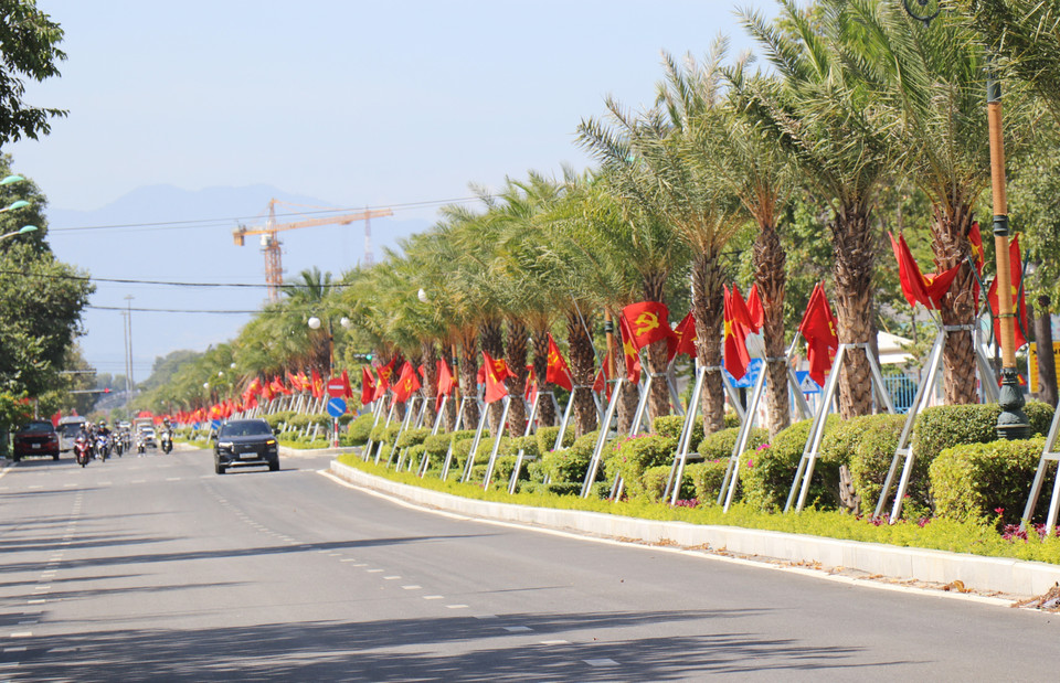 April 16 Road, Dong Hai ward, Khanh Hoa province, is lined with flags and flowers, creating a buoyant atmosphere welcoming the 14th National Party Congress. (Photo: Nguyen Thanh - VNA)