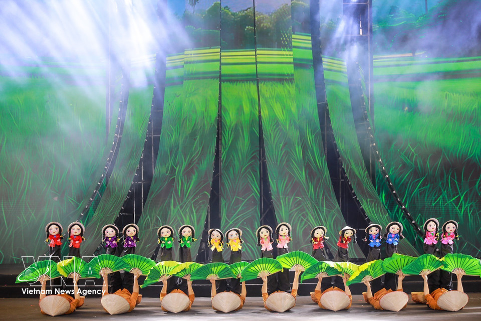 A highlight performance adds vibrancy to the Spring Fair 2026 atmosphere. (Photo: Khanh Hoa – VNA)