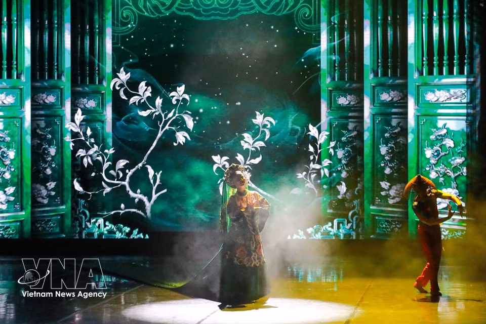 The contemporary ballet “Do” highlights the connection between Western technique and the simplicity of the Vietnamese spirit. (Photo: Khanh Hoa/VNA)