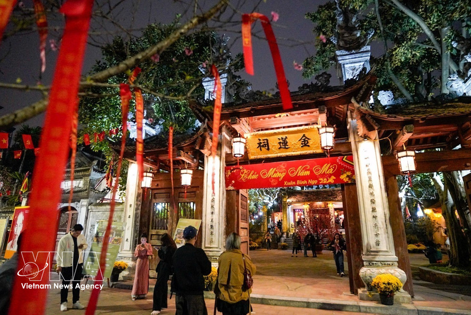 People visit Kim Lien Temple (Guardian of the South) during the Lunar New Year. (Photo: Khanh Hoa – VNA)
