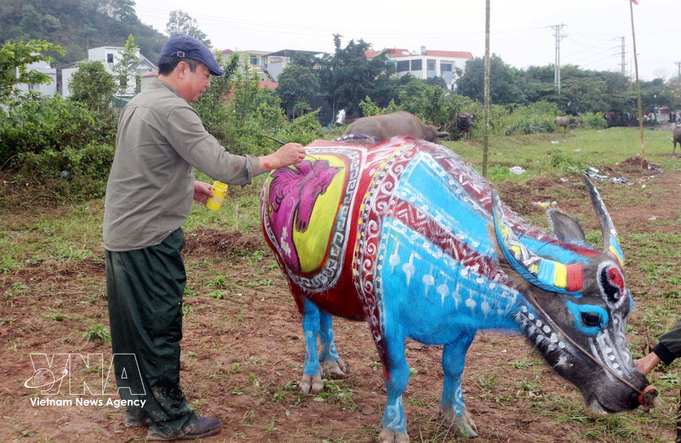 The themes depicted by artists on the buffaloes in 2026 mainly relate to the horse, the zodiac animal of the year. (Photo: Nguyen Chinh – VNA)