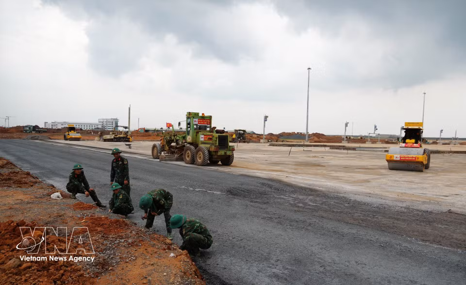 Military personnel participate in the construction of facilities at Long Thanh International Airport. (Photo: Cong Phong - VNA)
