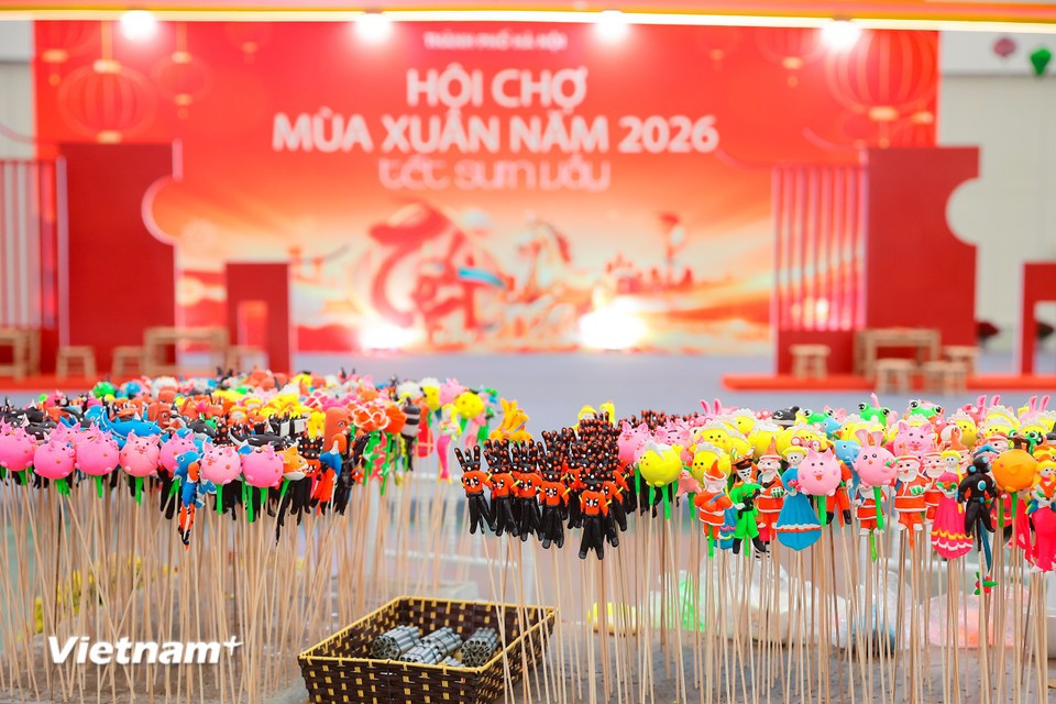 Traditional “to he” figurines, associated with generations of Vietnamese people, are displayed at the Hanoi exhibition space. (Photo: Hoai Nam/Vietnam+)