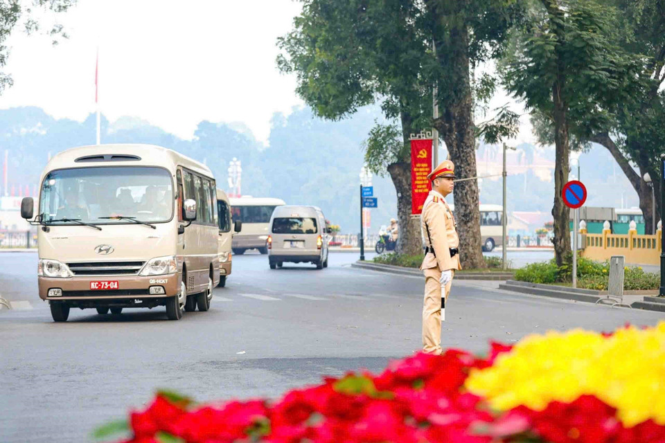 Traffic police are stationed at designated checkpoints to ensure smooth traffic flow for passing convoys. (Photo: Pham Kien – VNA)