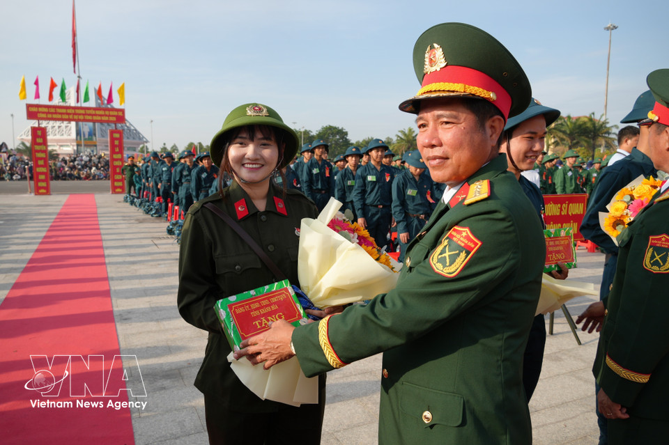 Gifts are presented to encourage young people from Khanh Hoa province as they depart for military service. (Photo: Nguyen Thanh – VNA)