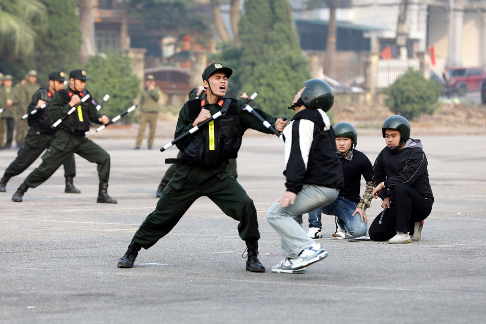The force trains in martial arts, practising attack, defence and suspect control techniques in complex situations (Photo: Ta Toan – VNA)