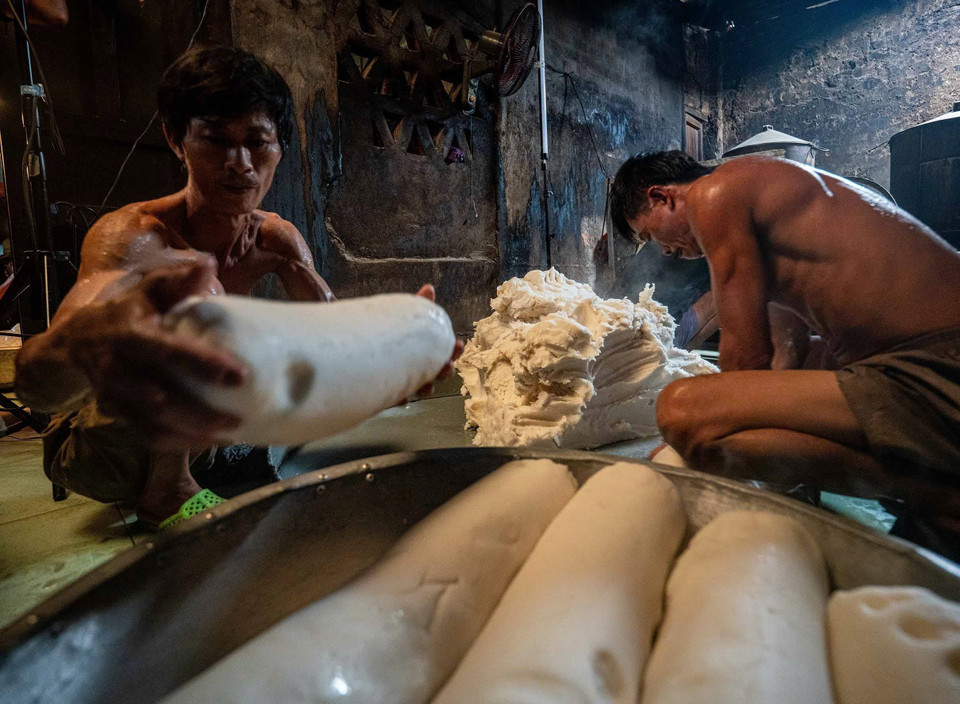 The rice dough, after being soaked and steamed, is kneaded until smooth and shaped into large cylindrical blocks. (Photo: Khanh Hoa - VNA)