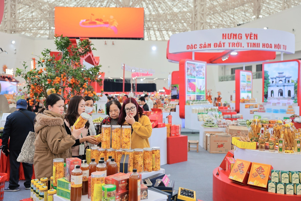 People visit, sample, and purchase regional specialties at Spring Fair 2026. (Photo: Le Dong – VNA)