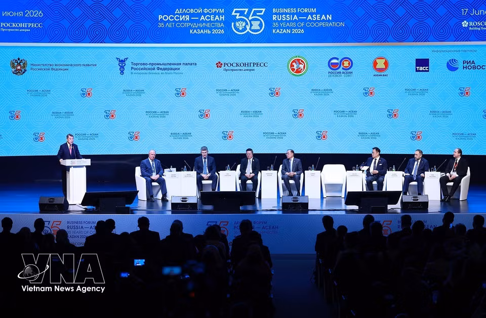 Prime Minister Le Minh Hung delivers remarks at the Russia–ASEAN Business Forum. (Photo: Duong Giang/VNA)