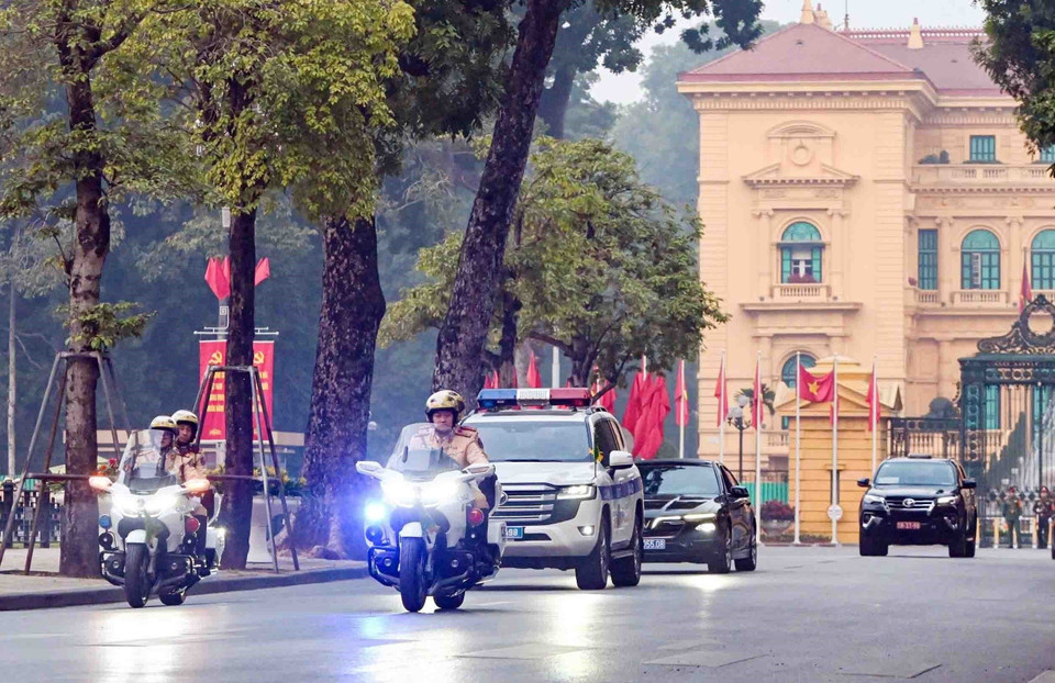 Plans for receiving and escorting delegations are implemented as scheduled, ensuring safety. (Photo: Pham Kien – VNA)