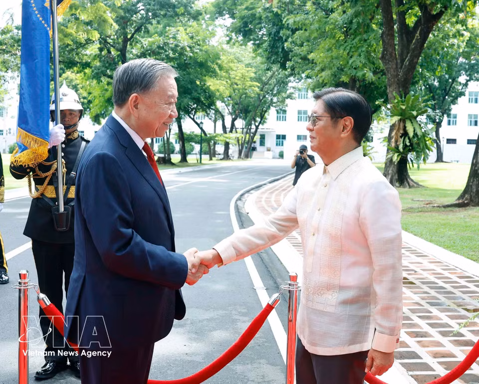 Philippine President Ferdinand Romualdez Marcos Jr. welcomes Party General Secretary and State President To Lam. (Photo: Thong Nhat – VNA)