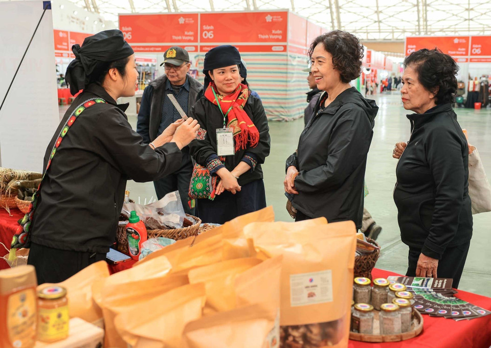 Visitors shop at Spring Fair in 2026. (Photo: Hoang Hieu – VNA)