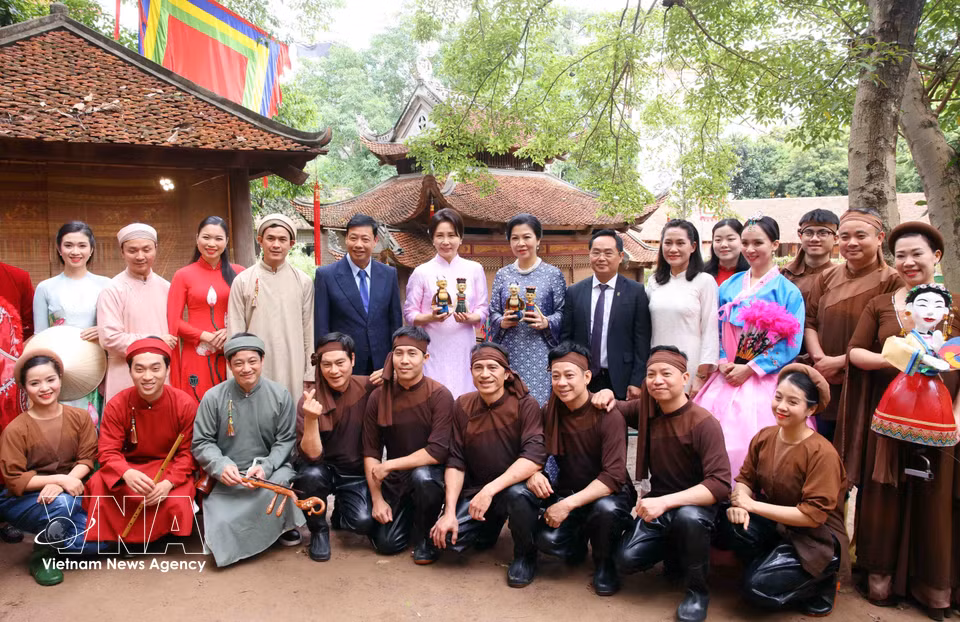 Madame Ngo Phuong Ly, spouse of Party General Secretary and State President To Lam, and Madame Kim Hae Kyung, spouse of Republic of Korea President Lee Jae Myung, pose with water puppetry artists. (Photo: Pham Kien - VNA)
