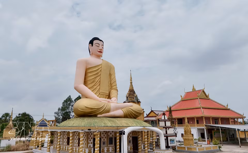 The seated meditation statue of Shakyamuni Buddha is one of the most striking highlights of Serey Meang Kol Sa Kor Pagoda in An Giang province. (Photo: Thanh Sang – VNA)