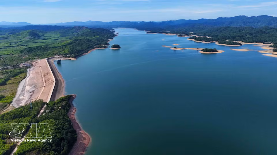 Continued investment is strengthening Ke Go Lake's role as one of Ha Tinh's key irrigation projects. (Photo: Huu Quyet - VNA)